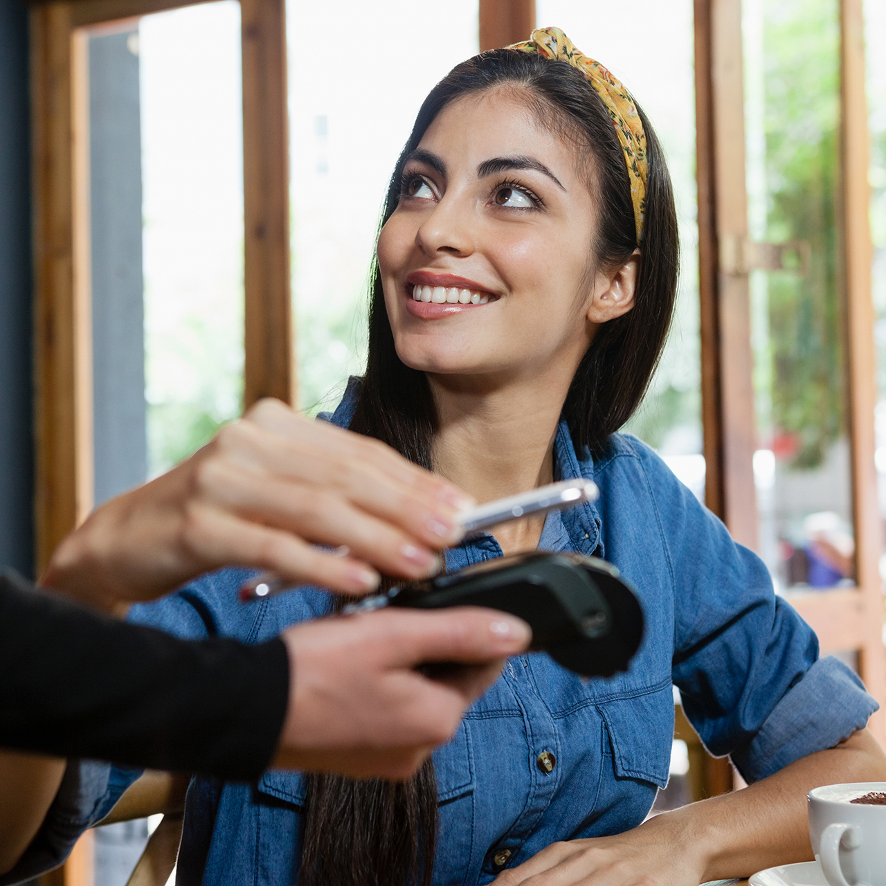 Smiling woman making payment on credit card reader Branchen P2P